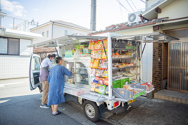 お客様のご自宅前まで週2回、訪問して販売の光景