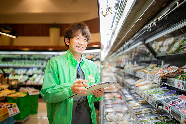 スタッフの井上さんの仕事風景