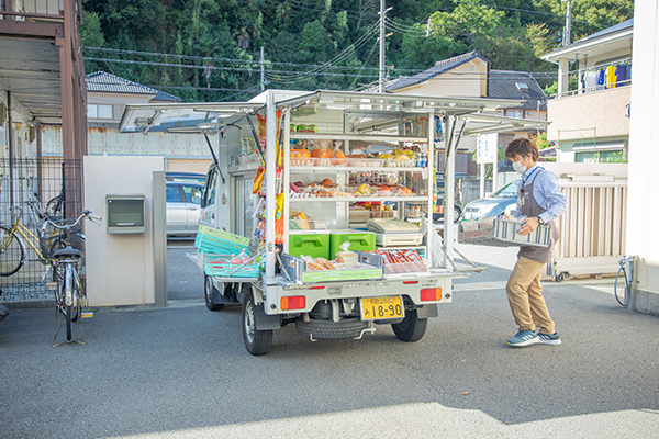 スタッフの井上さんの仕事風景03