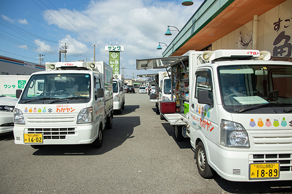 荷下ろし、車両清掃風景